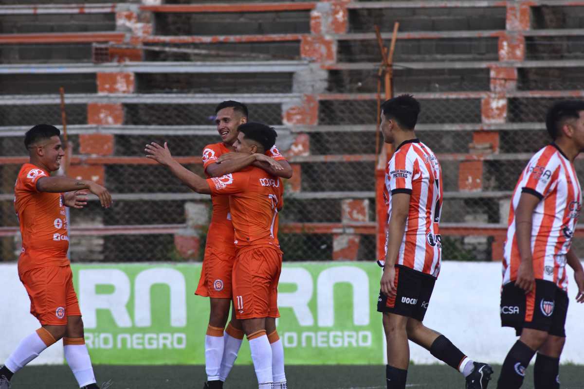Macsad se abraza con Altamirano y Huilcán llega al festejo. Deportivo Roca goleó y gustó. Fotos: Andrés Maripe 