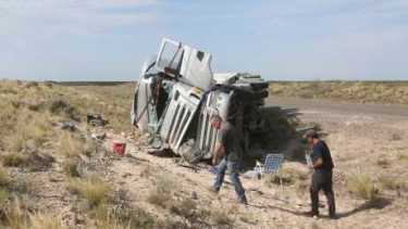 Se salvó de milagro tras volcar con su camión a unos 40 kilómetros al norte de Roca