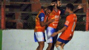 A puertas cerradas, Deportivo Roca le ganó el clásico al Norte con un doblete de Martín Sánchez