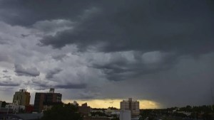 Alerta naranja por tormentas en el este de Neuquén y casi todo Río Negro: horarios y zonas más afectadas