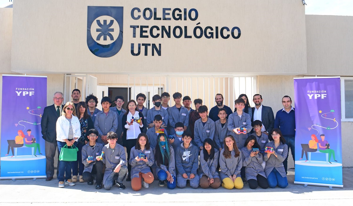 Son estudiantes del Ciclo Básico de la escuela que forma Técnicos en Hidrocarburos y en Desarrollo de Software. (Foto: gentileza)