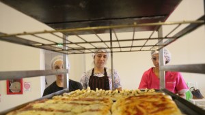 Estudiantes de la UNC rindieron examen amasando pizzas en Rincón de los Sauces