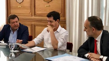Weretilneck, De Pedro y Doñate, en diciembre del  2021, cuando se confirmó la repavimentación de las rutas 6 y 8 antes de que el Senado tratara cambios en Bienes Personales.
