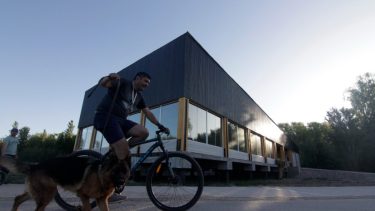 Tarde primaveral en el Paseo de la Costa de Neuquén capital. Fotos Oscar Livera