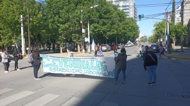 Trabajadores de Desarrollo Social agremiados en ATE realizaron un corte en el centro de Neuquén. Foto: Gentileza.

