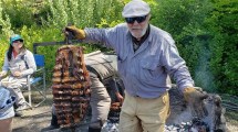 Imagen de Las truchas no picaron en la boca del Chimehuín,  pero nadie olvidará el asado del Tano