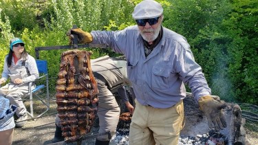 Las truchas no picaron en la boca del Chimehuín,  pero nadie olvidará el asado del Tano