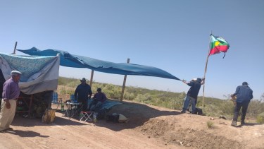 La comunidad Lof Segundo Purrán mantiene el bloqueo de los caminos petroleros desde el lunes. (Foto: Gentileza)