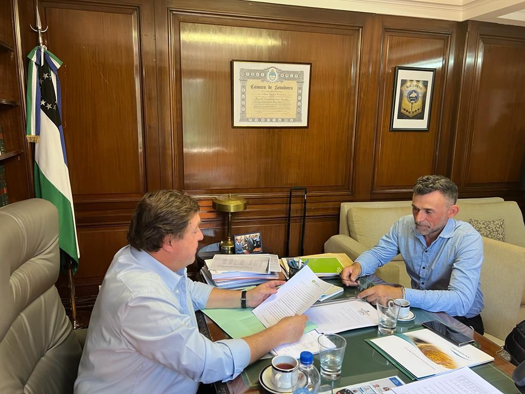 Sebastián Hernández, presidente de la Federación de Productores, se reunió con el senador Weretilneck, que luego presentó un proyecto para declarar la emergencia agropecuaria.