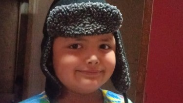 Gael tiene que usar un gorro para proteger sus oídos. Foto: Gentileza.