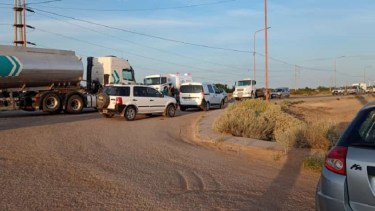 Los trabajadores realizaron un corte intermitente sobre ruta 22. Foto: Gentileza.