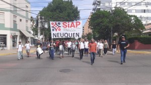 Corte y marcha en el centro de Neuquén: advierten por 800 despidos