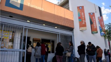 Los estatales de Neuquén prefieren el turismo social: la puja por una cama