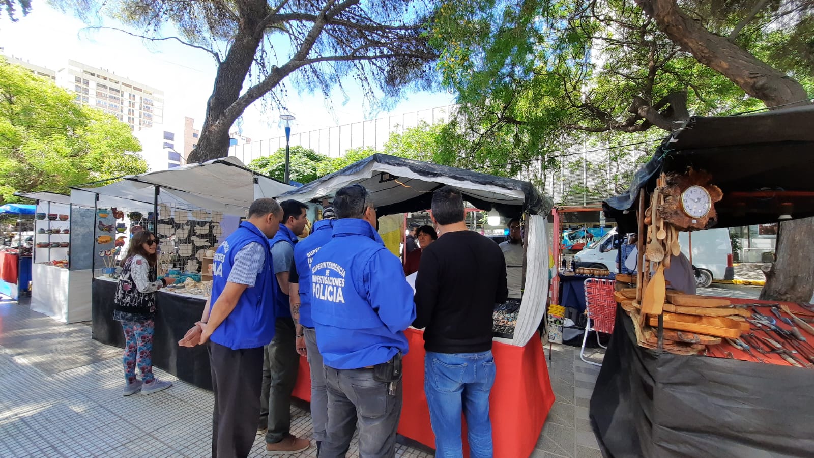 Policía secuestró fósiles que eran vendido ilegalmente en la Feria de Los Artesanos de Neuquén. Foto Gentileza