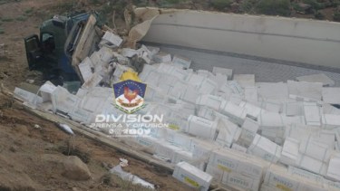 Un camión que transportaba salmón volcó y los vecinos aprovecharon a llevarse varias cajas. Foto: Gentileza.