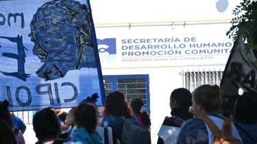 Las organizaciones marcharon a la secretaría de Desarrollo Social y Promoción comunitaria de Cipolletti. Foto: Florencia Salto 