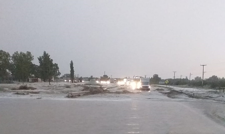 La ruta 22 fue afectada por la gran cantidad de agua que cayó durante la tarde en Valle Medio.
