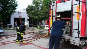 Se incendió una vivienda en la zona centro de Roca
