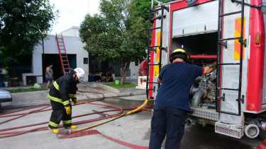 Se incendió una vivienda en la zona centro de Roca
