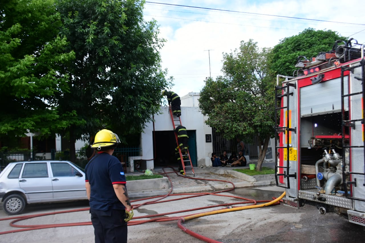 Dos dotaciones de Bomberos Voluntarios de Roca debieron sofocar el fuego tras el incendio de la vivienda. Foto Andrés Maripe.