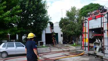 Dos dotaciones de Bomberos Voluntarios de Roca debieron sofocar el fuego tras el incendio de la vivienda. Foto Andrés Maripe.