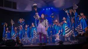 «La que faltaba» llega al Alto Valle con su relato cósmico del cristal de Lago Puelo en clave de murga