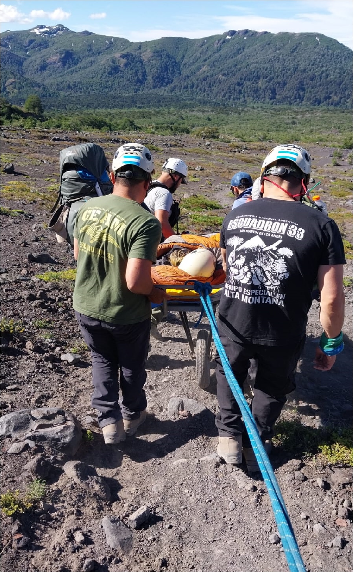 La mujer fue rescatada con una camilla hasta el centro de informes del Parque Nacional. Foto: Gentileza Facebook Parque Nacional Lanín