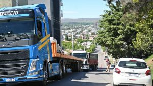 Un camión bloqueó un barrio de Neuquén porque le recomendaron subir por una pendiente