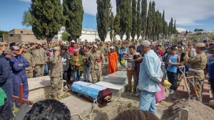 Video: el último adiós al soldado de Zapala, mientras sus compañeros tienen licencia psicológica