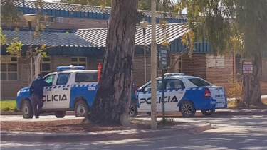 Policías que estaban en el ingreso a las ambulancias, debieron frenar la pelea. Foto: Centenario Digital