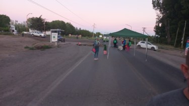 Los trabajadores agrupados en ATE cortaroin la ruta en San Patricio del Chañar. (Gentileza).-