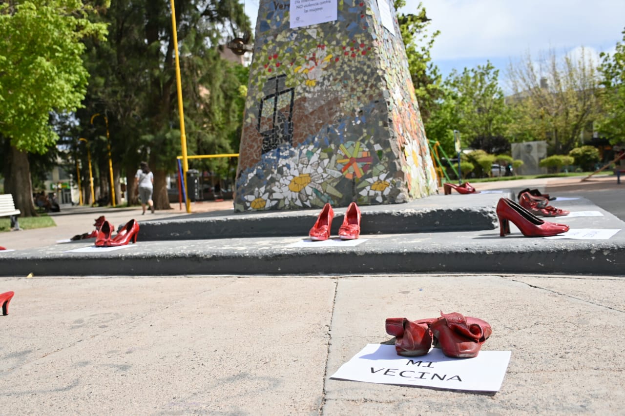 En el Día internacional de la eliminación de las violencias contra las mujeres realizaron intervenciones en Cipolletti. Foto: Florencia Salto. 