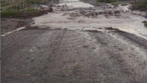 Casas inundadas y cañadones desbordados de agua por la tormenta eléctrica en Neuquén