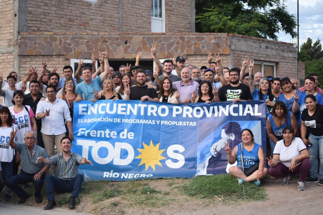 Dirigentes y militantes del Frente de Todos se reunieron en Valcheta. (Foto gentileza)