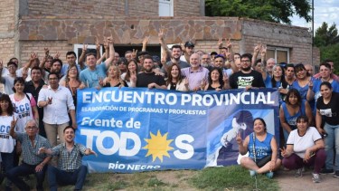 Dirigentes y militantes del Frente de Todos se reunieron en Valcheta. (Foto gentileza)
