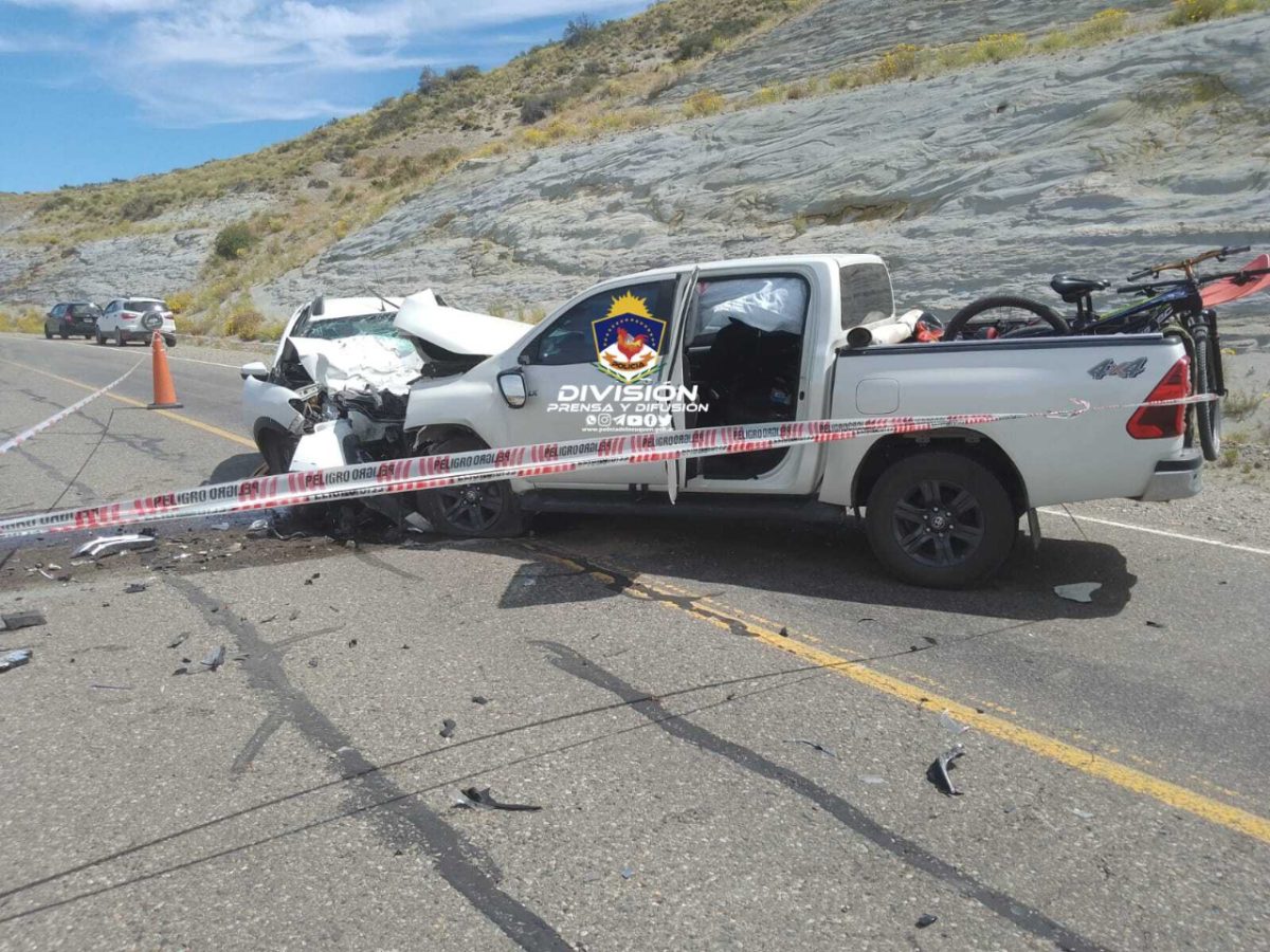 La familia que iba en la camioneta fue trasladada al hospital Ramón Carrillo, en Bariloche. Foto: Policía de Neuquén