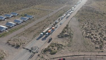 Desde esta madrugada están cortadas las rutas de Vaca Muerta. (Foto Radio Municipal de Añelo).-
