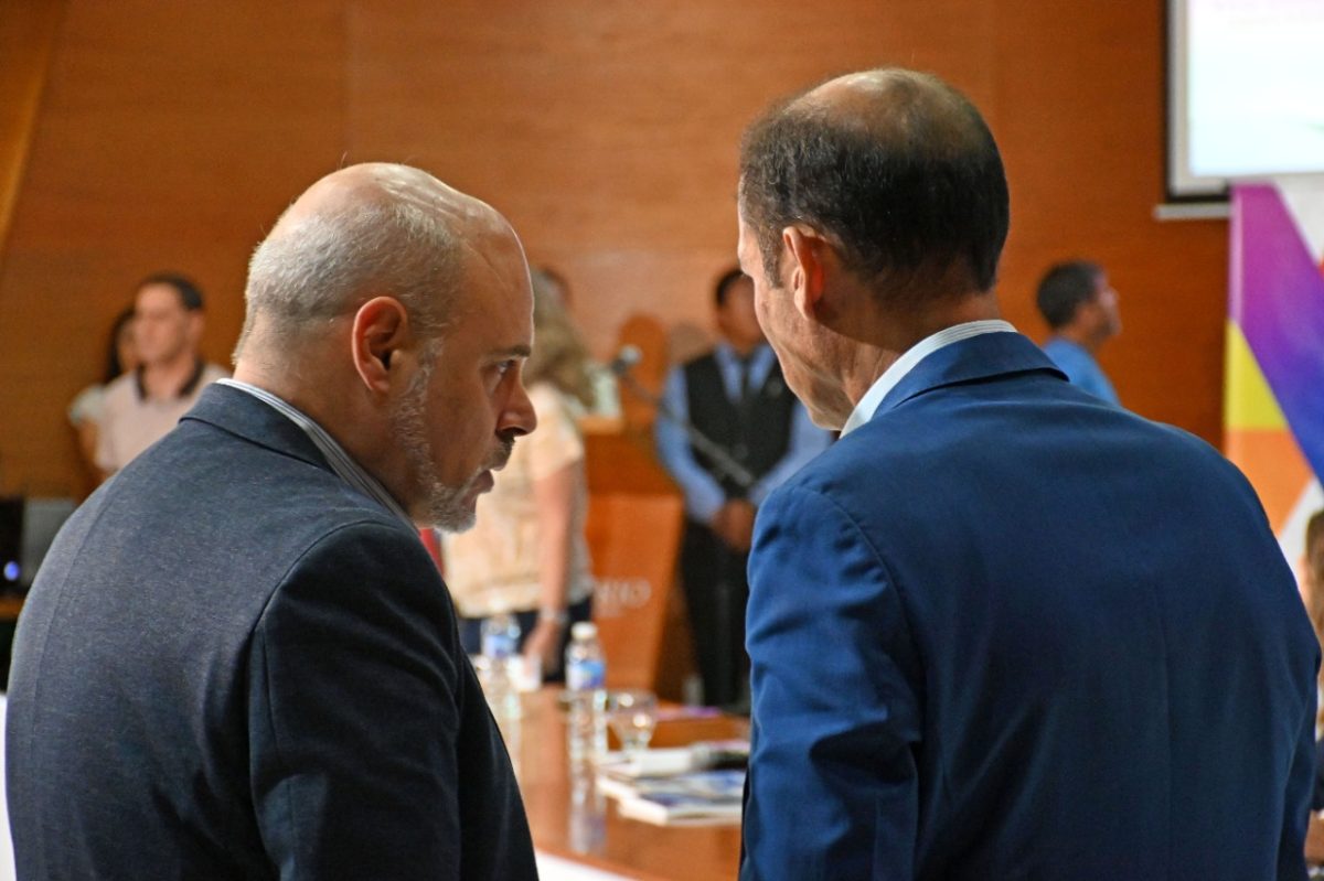 El ministro jefe de Gabinete junto al gobernador Omar Gutiérrez, en la conferencia de prensa de esta mañana. Foto: Florencia Salto.