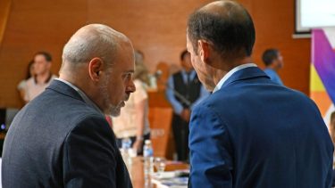 El ministro jefe de Gabinete junto al gobernador Omar Gutiérrez, en la conferencia de prensa de esta mañana. Foto: Florencia Salto.
