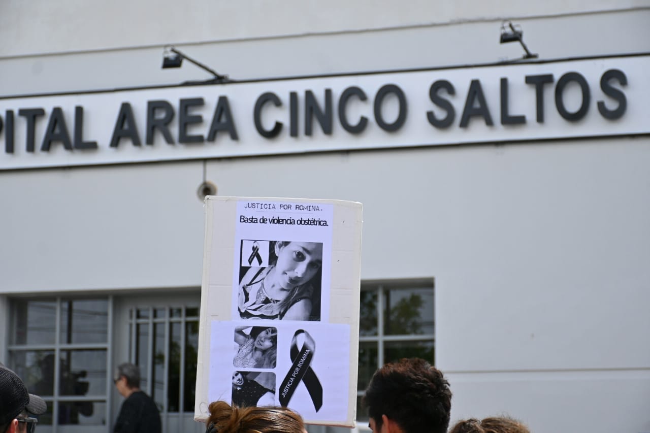 El martes se realizó una movilización frente al hospital de Cinco Saltos. Foto: Florencia Salto. 