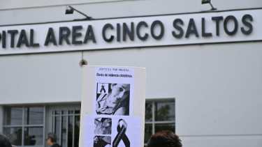 El martes se realizó una movilización frente al hospital de Cinco Saltos. Foto: Florencia Salto. 