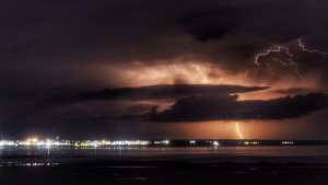 Impactante video en Las Grutas: así se veían desde la playa los rayos de la tormenta eléctrica en el golfo