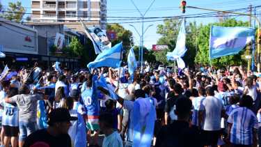  El centro en pocos minutos se llenó de hinchas. Foto Andrés Maripe