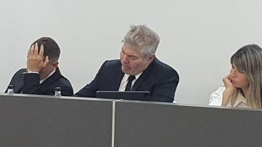 El abogado Burlando junto a parte de su staff de letrados en Cipolletti. 