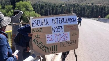 Escuela intercultural 357 reclamó por el abandono edilicio y los 82 días de clases. Foto: Gentileza Facebook: El Werkén  
