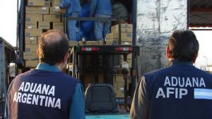 Valuados en más de $ 2,5 millones: la Aduana incautó 486 licores ingresados de contrabando