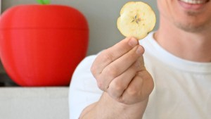 Emprendedores de Cipolletti fabricaron un snack de manzana que conquista el mundo