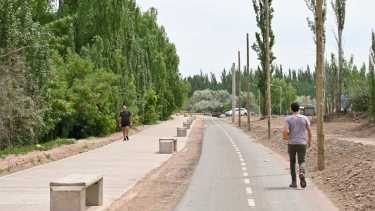 La  obra en la zona peatonal  en la península Hiroki está por finalizar en diciembre, con tres miradores sobre el tramo río arriba del Neuquén (foto Florencia Salto)