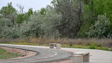 La  obra en la zona peatonal  en la península Hiroki está por finalizar en diciembre, con tres miradores que se instalarán sobre el tramo río arriba del Neuquén (foto Florencia Salto)
