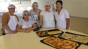 Jornada de pizzas en las prácticas del curso de manipulación de alimentos en Rincón de los Sauces